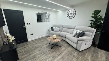 Apartment, 2 Bedrooms | Living room