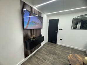 Apartment, 2 Bedrooms | Room amenity