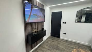 Apartment, 2 Bedrooms | Room amenity