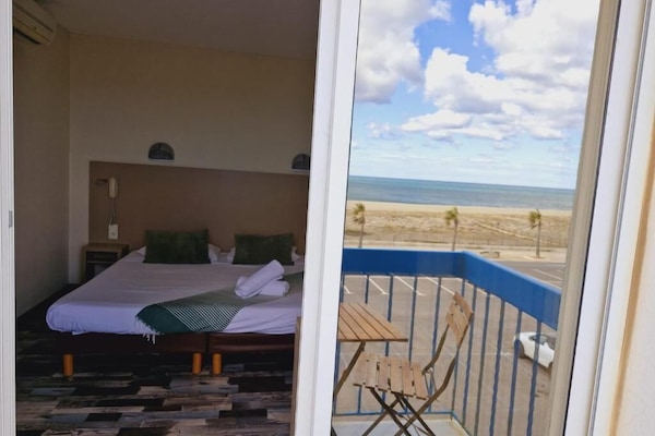 Quarto casal, sacada, vista para o mar | Escrivaninha, quartos à prova de som, Wi-Fi de cortesia
