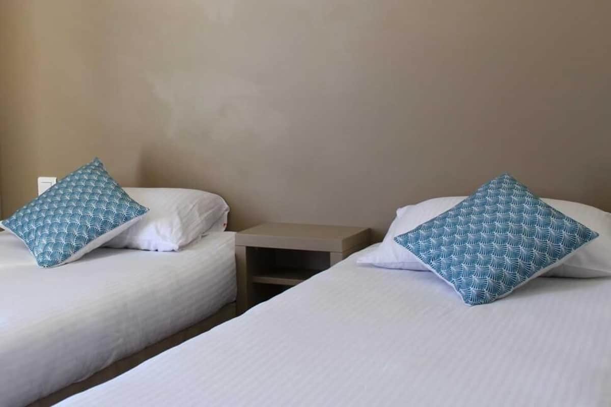 Twin Room, Partial Sea View | Desk, soundproofing, free WiFi