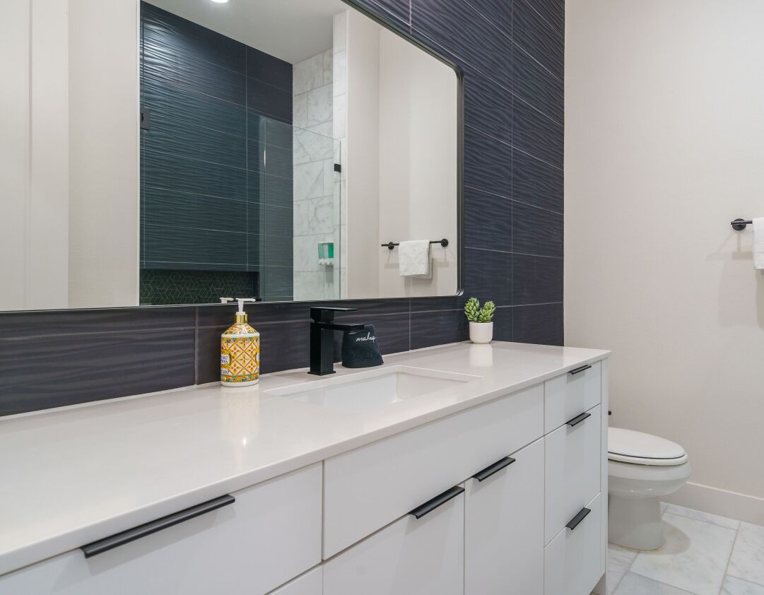 Amenidades de baño ecológicas, secadora de cabello, toallas, jabón 