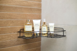 Chuveiro, toalhas de banho, sabonete, shampoo