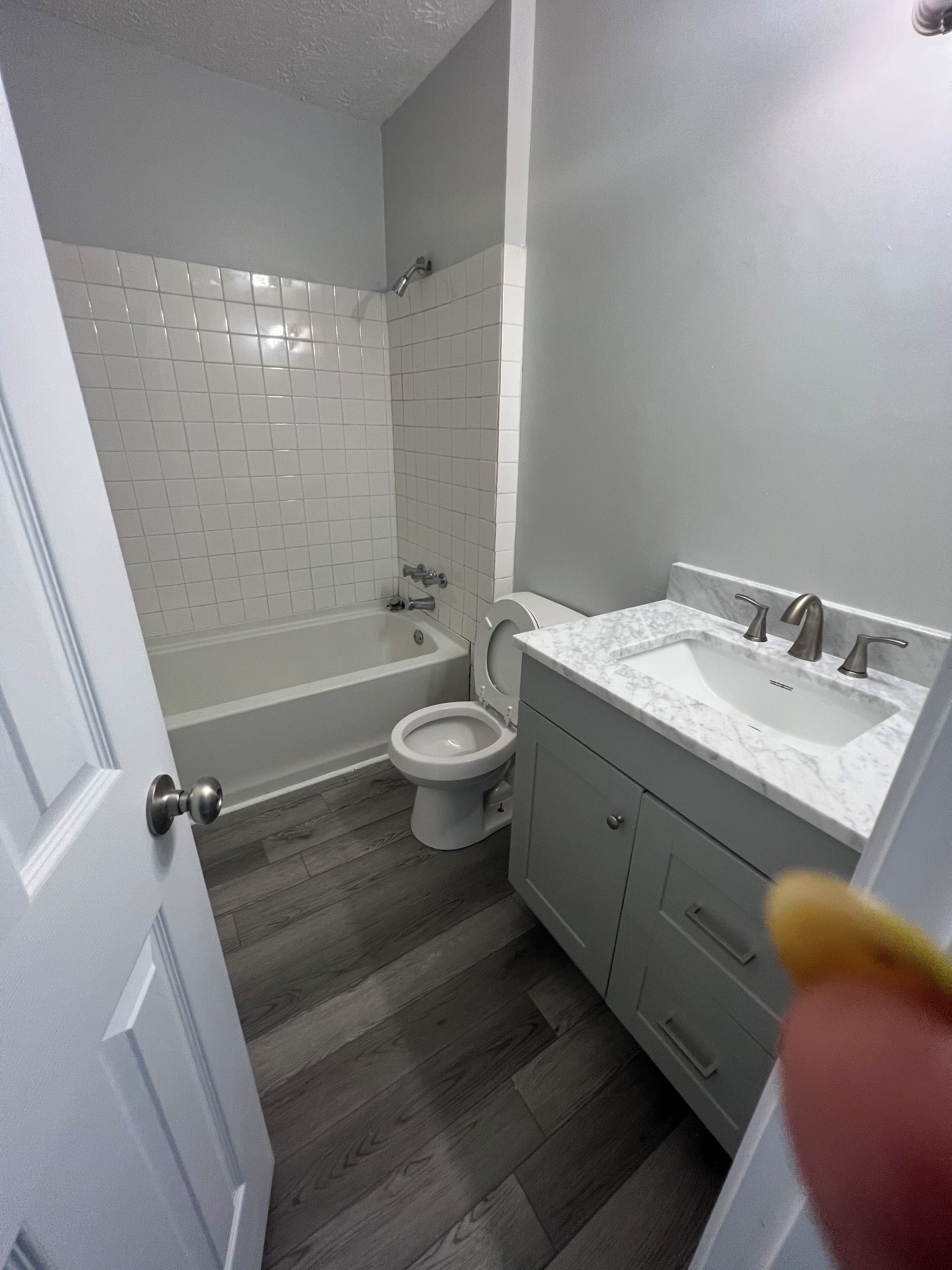 Un baño con inodoro, lavamanos y bañera.