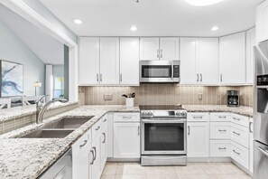 Fridge, microwave, oven, stovetop - "Carnoustie"Sandestin, Bayfront/Intracoastal, Golf Cart, Pool (Miramar Beach)