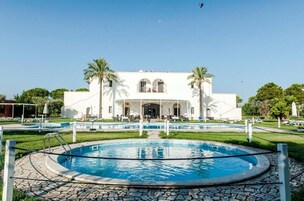 Una piscina al aire libre de temporada