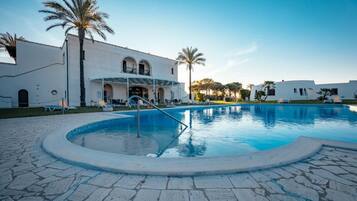 Een seizoensgebonden buitenzwembad