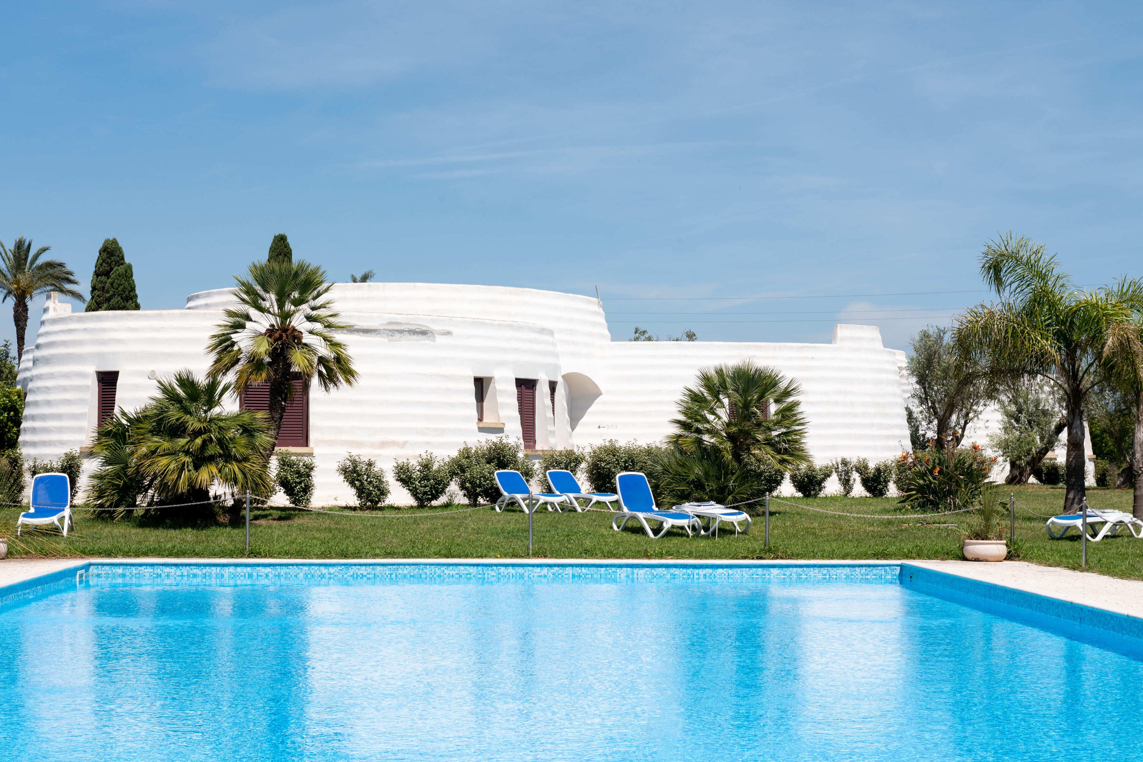 Una piscina al aire libre de temporada