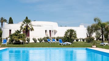 Una piscina al aire libre de temporada