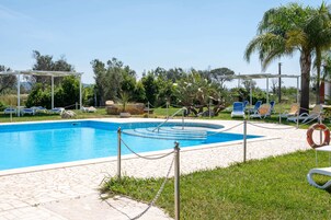 Una piscina al aire libre de temporada