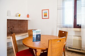 Departamento familiar, vista al jardín | Caja de seguridad en la habitación, wifi gratis y ropa de cama 