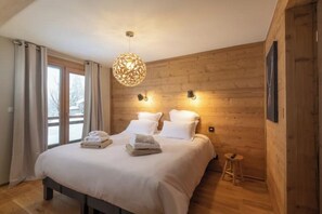 5 bedrooms, iron/ironing board, WiFi, bed sheets