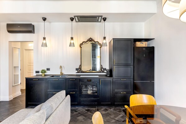 Căn hộ (3 Bedrooms) | Bếp riêng | Tủ lạnh, lò vi sóng, lò nướng, bếp nấu