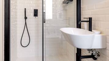 Apartamento (3 Bedrooms) | Baño | Ducha, secador de pelo, bidé y toallas