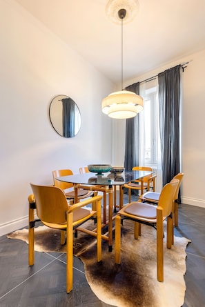 Appartement (3 Bedrooms) | Repas dans la chambre