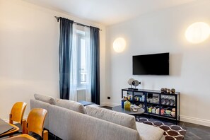 Appartement (3 Bedrooms) | Aire de séjour | Téléviseur