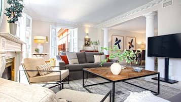 Apartamento (4 Bedrooms) | Sala de estar | Una televisión