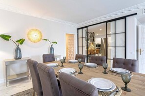 Apartment (4 Bedrooms) | Essbereich im Zimmer