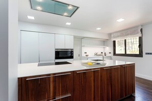 Apartment (3 Bedrooms) | Private kitchen | Fridge, microwave, oven, stovetop - Genteel Home Venalmar Terrace (Estepona)