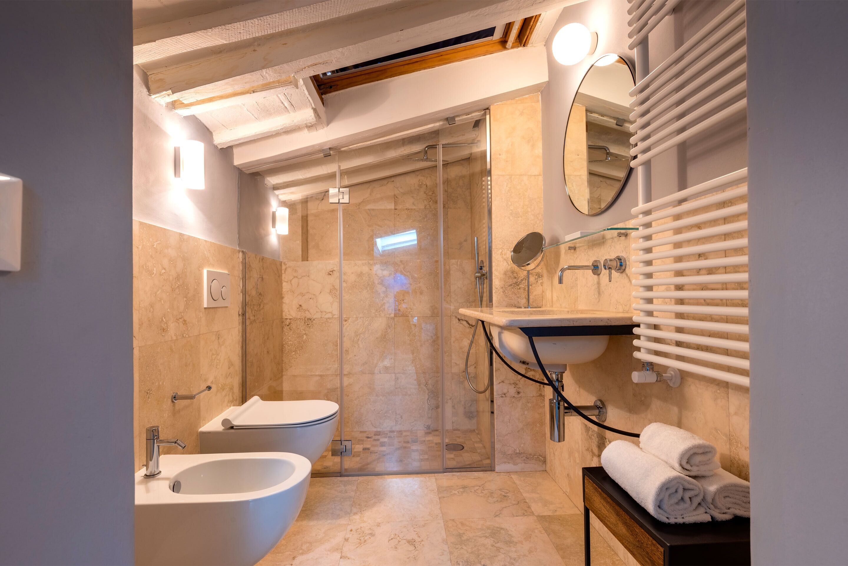 Apartment (4 Bedrooms) | Bathroom | Shower, free toiletries, hair dryer, towels