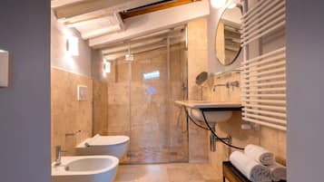 Apartment (4 Bedrooms) | Bathroom | Shower, free toiletries, hair dryer, towels