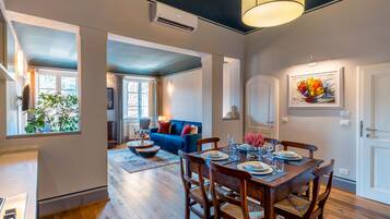 Apartment (4 Bedrooms) | In-room dining