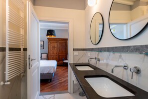 Appartement, 2 slaapkamers | Badkamer | Een douche, gratis toiletartikelen, een haardroger, handdoeken