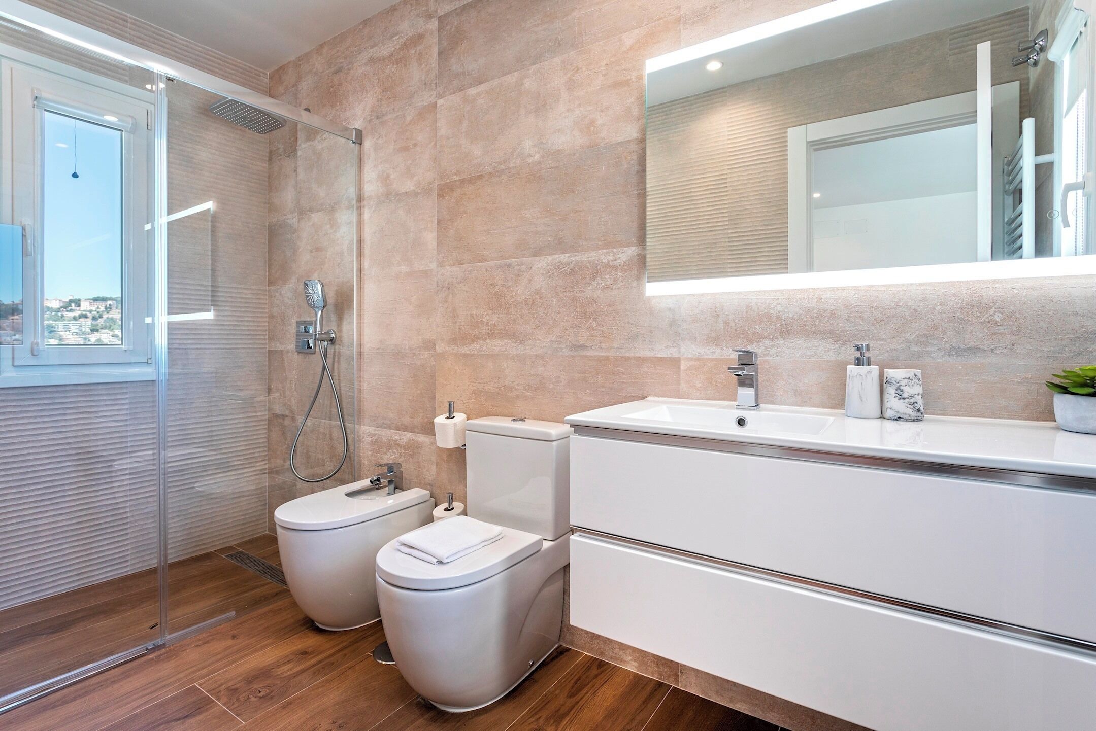 Apartment (3 Bedrooms) | Bathroom | Shower, free toiletries, hair dryer, bidet