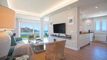 Huoneisto (3 Bedrooms) | Oleskelualue | Televisio