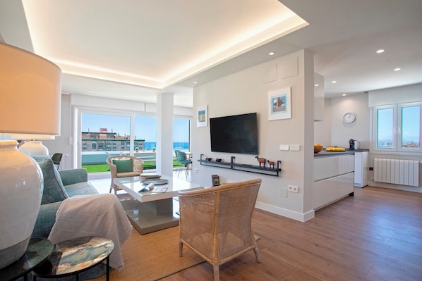 Apartment (3 Bedrooms) | Living area | TV