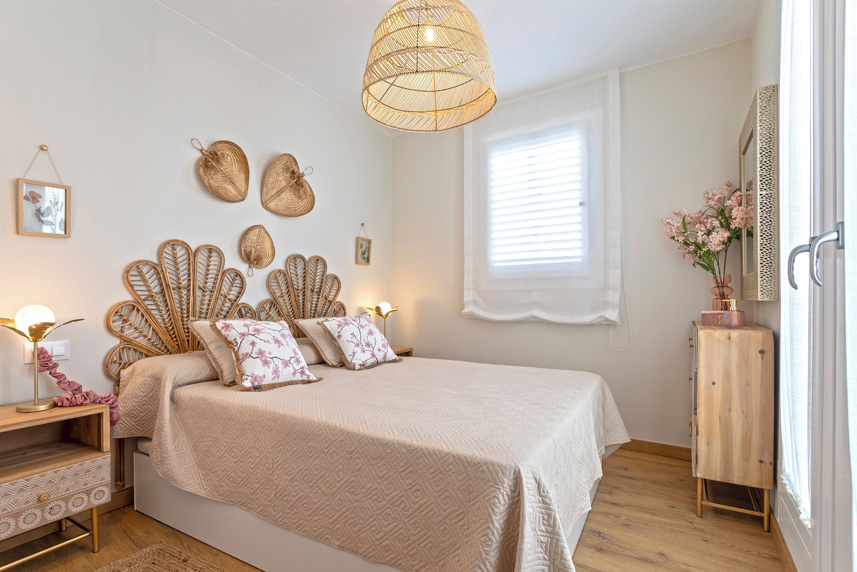 2 habitaciones, tabla de planchar con plancha y ropa de cama 