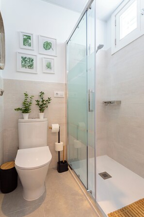 Apartment (2 Bedrooms) | Bathroom | Shower, free toiletries, towels, toilet paper