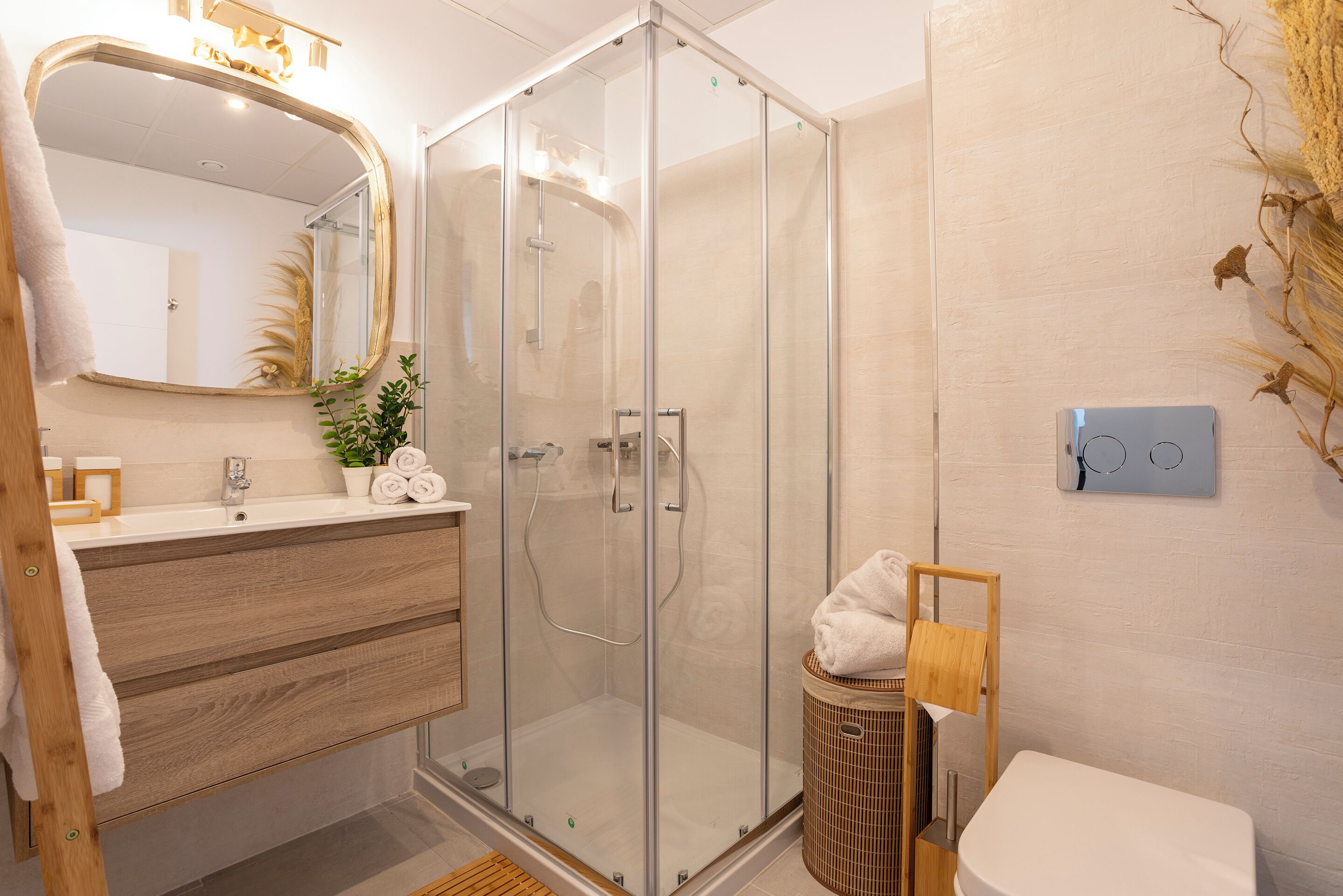 Apartamento (2 Bedrooms) | Banheiro | Chuveiro, produtos de toalete grátis, secador de cabelo 