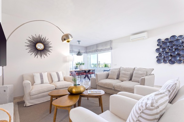 Apartment (3 Bedrooms) | Living area