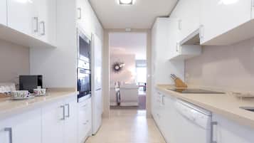 Apartamento (3 Bedrooms) | Cocina privada | Frigorífico, microondas, horno y lavavajillas