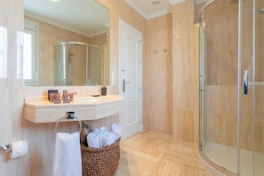 Villa (6 Bedrooms) | Salle de bain | Douche, articles de toilette gratuits, sĂšche-cheveux