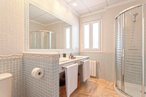 Villa (6 Bedrooms) | Badeværelse | Bruser, hårtørrer, håndklæder, Sæbe