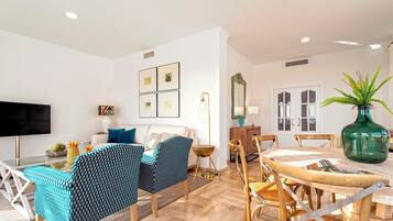 Villa (6 Bedrooms) | Stue | 52-tommers smart-tv med digitale kanaler