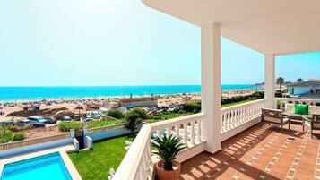 Villa (6 Bedrooms) | Balcony