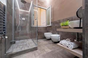 Leilighet (2 Bedrooms) | Bad | Dusj, hårføner, bidé og håndklær