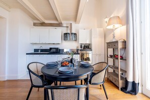Apartment (2 Bedrooms) | Essbereich im Zimmer
