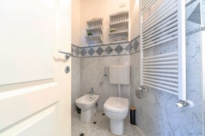 Apartamento (2 Bedrooms) | Banheiro | Chuveiro, produtos de toalete grátis, secador de cabelo, bidê