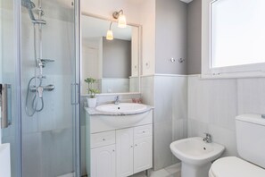 Apartment (1 Bedroom) | Bathroom | Shower, free toiletries, hair dryer, towels