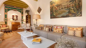 Appartement (Multiple Bedrooms) | Woonkamer | Televisie