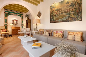 Apartment (Multiple Bedrooms) | Living room - Genteel Home Pimienta (Seville)