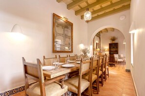 Apartment (Multiple Bedrooms) | In-room dining
