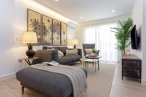 Apartment (4 Bedrooms) | Living room