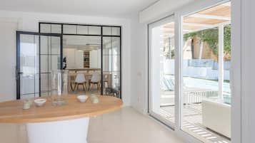 Villa (4 Bedrooms) | Living room | TV
