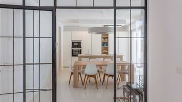 Villa (4 Bedrooms) | In-room dining