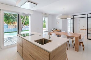 Villa (4 Bedrooms) | Privékeuken | Een koelkast, een microgolfoven, een kookplaat, een vaatwasser